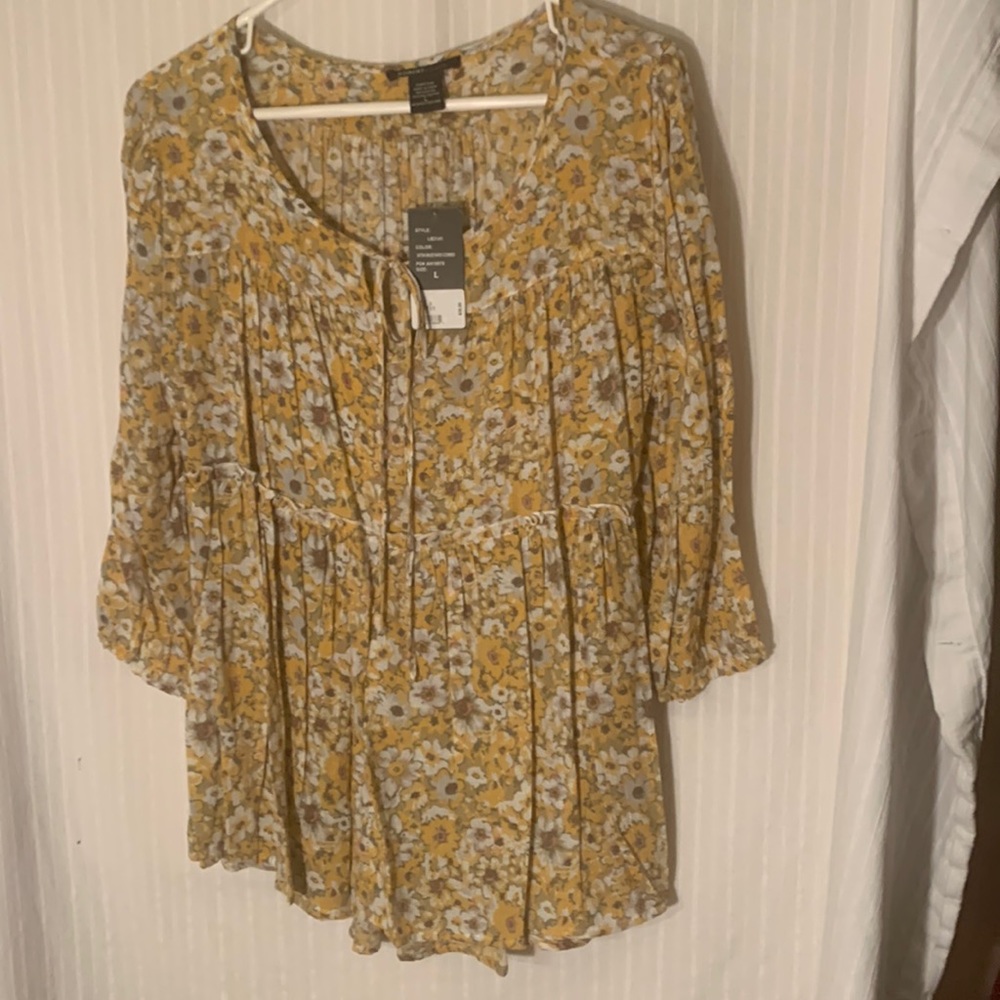 💰NWT Robert Louis top size L